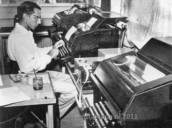 Verkeers- telegrafist Vorderman aan een teleprinter.