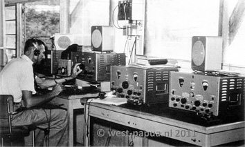 de opstelling van enkele radio-ontvangers in de oude radiobedrijfscentrale