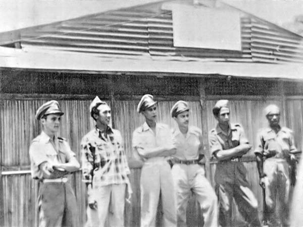 Wietje Beckman Lapre, Fred van Lingen, Wardenaar, Collin,Guus Ramaekers en een de wacht bij het Korpscommando gebouw