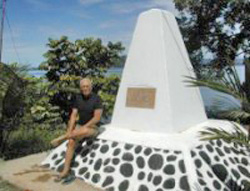 Chris Korua voor het deta monument