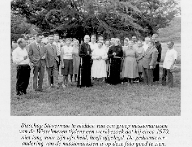 Bisschop Laverman te midden van een groep missionarissen van de Wisselmeren.