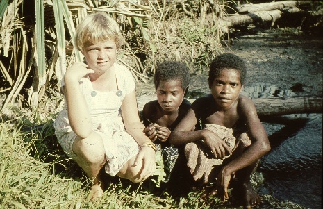 Dike ten Kate met Papua-vriendinnetjes bij warmwaterbron (ca. 1956: privécollectie)