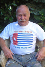 Fijnard Pellicaan toont trots zijn Free West-Papua T-shirt