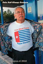 Ronald Broman toont trots zijn Free West-Papua T-shirt