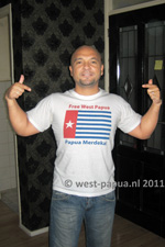 Peter Hoorn liet zich in zijn Free West Papua T-shirt gewoon thuis fotograferen