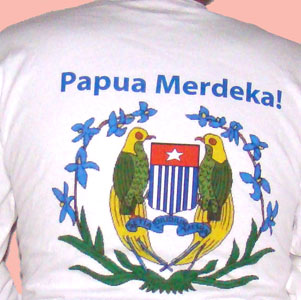 Free West Papua T-shirts met lange mouw met het wapen van West Papua en de tekst Setia Djudjur Mesra - T-shirt rugzijde