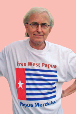 Free West Papua T-shirt voorzijde met de officiële West Papua vlag, de Morgenster